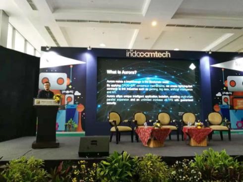 Mr. Bo Zhang, Co-founder dan Head of Overseas Markets memperkenalkan fitur teknologi Aurorachain  di Indocomtech
