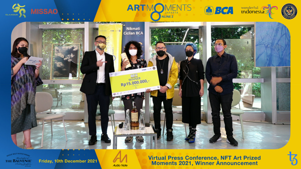 Penyerahan hadiah untuk juara pertama NFT Art Prized Moments 2021
