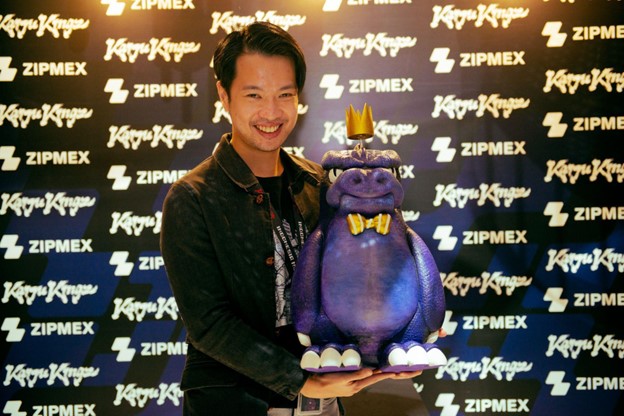 Kingz berfoto dengan Kaiju. Sumber: Siaran resmi Zipmex